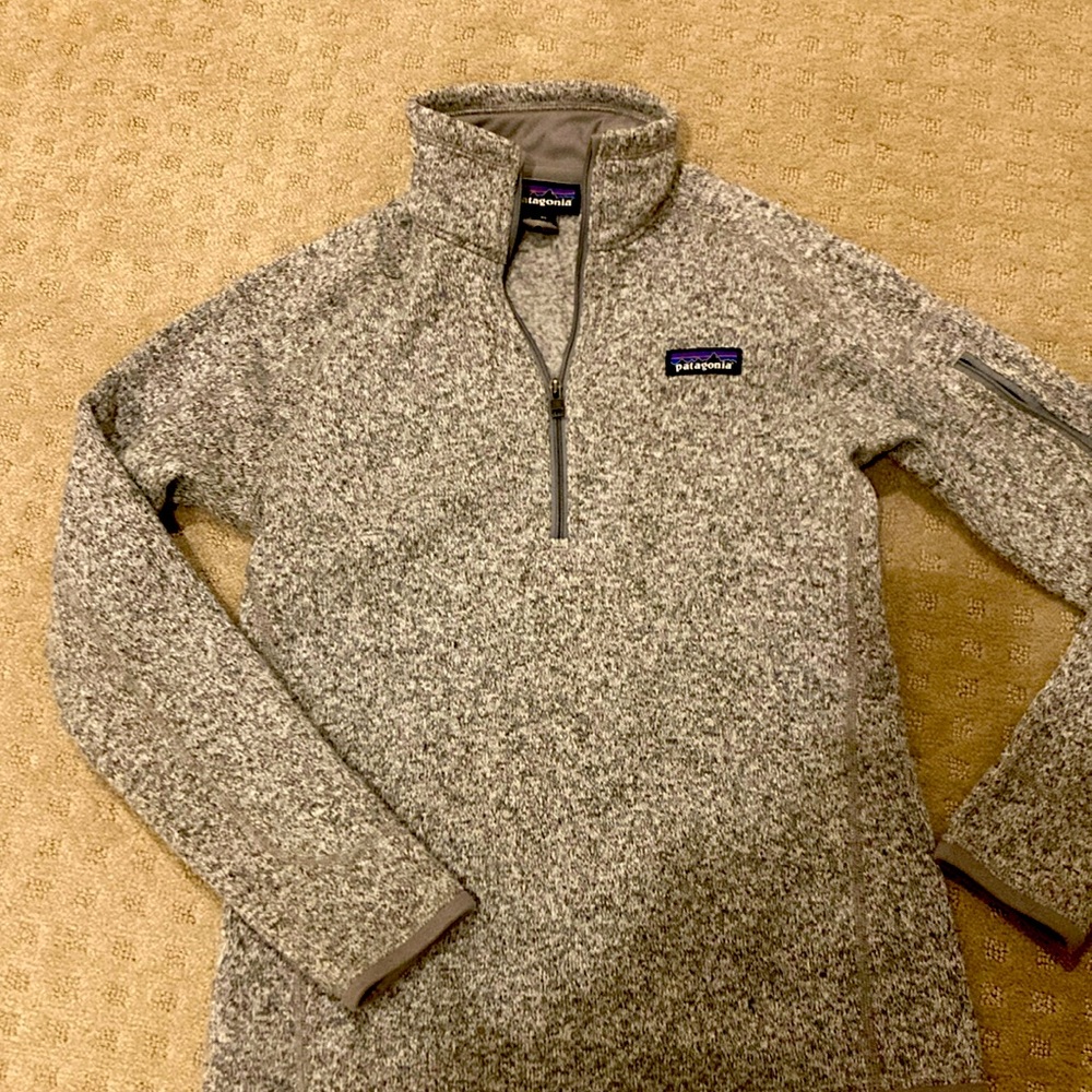 Never worn Patagonia fleece sweater. Grey and white. Size xs